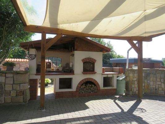 Südterrasse mit Außenkamin und Backofen