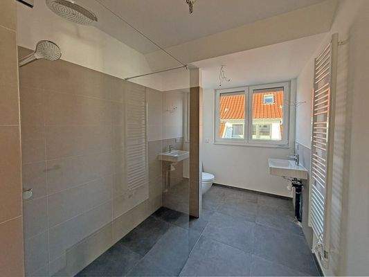 Duschbad mit Außenjalousie