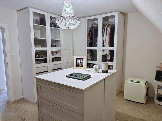 mit Platz für Kleider usw.