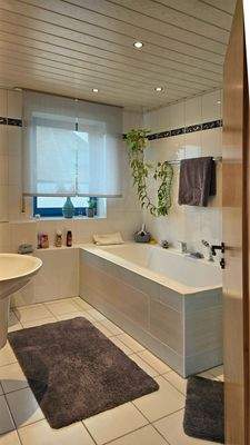 ...mit Wanne und Dusche...