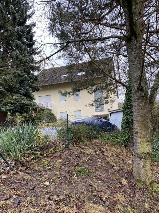 Dreifamilienhaus mit 2 Garagen, 1.035 m² Grundst. davon ca. 460 m² teilbar für separate Bebauung