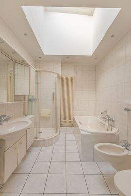 Tageslichtbad mit Badewanne und Dusche