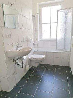 Bad mit Wanne, Fenster, Waschmaschinenanschluss