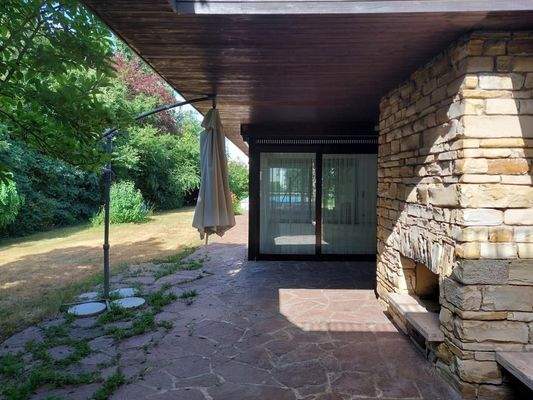 Überdachte Terrasse mit Grillkamin