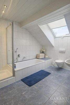 Helles Badezimmer im Dachgeschoss