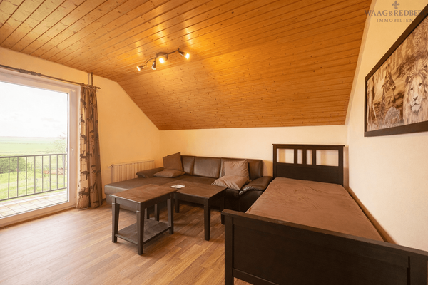 geräumiges Schlafzimmer im Obergeschoss mit Balkon 