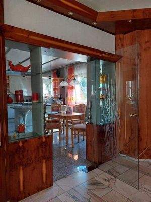 Küche mit Zugang zum Wohnzimmer 