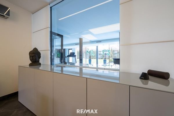 Fixverglasung vom Büro zum Pool