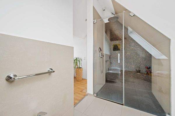 Dusch- und Toilettenbereich im Dachgeschoss