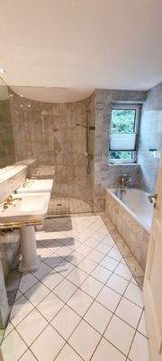 Tageslichtbad mit Wanne und Dusche