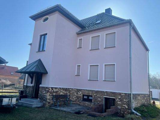 Rückansicht mit Eingangsbereich