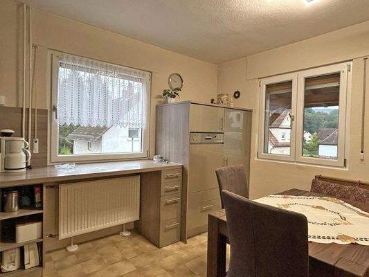 Küche mit Essecke im EG