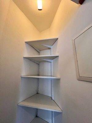 Abstellraum mit Regalen