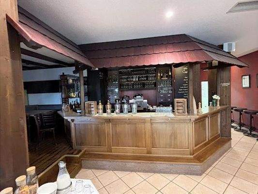 Gemütliche Bar mit Tresen