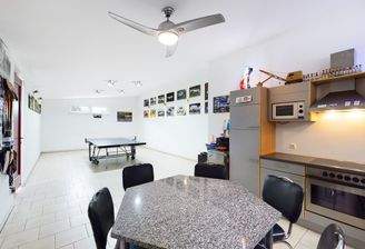 Mögliches Großraumbüro oder Werkstatt mit Einbauküche