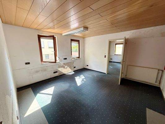 Hauptgebäude Gewerbe Büro 2