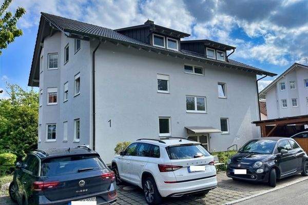 Außenansicht mit Stellplätzen