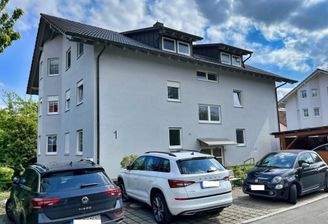 Außenansicht mit Stellplätzen