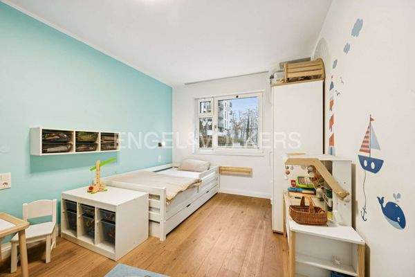 Großzügig geschnittenes Schlafzimmer, aktuell Kinderzimmer