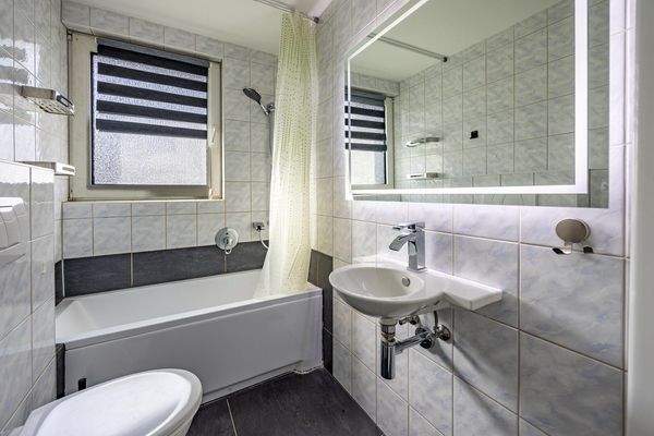 modernisiertes Tageslichtbad mit Badewanne