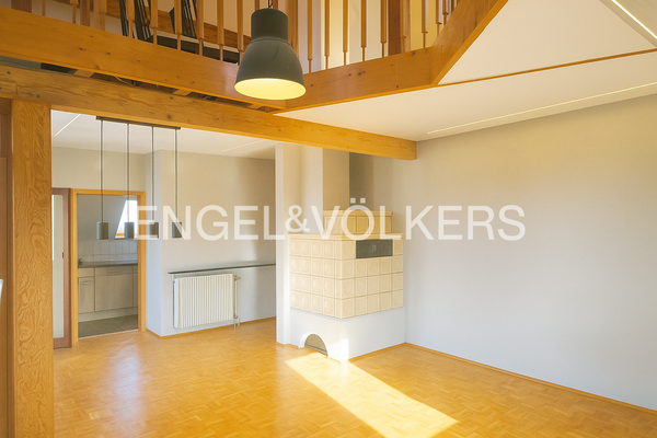 Wohn-/Essbereich im DG mit Kachelofen