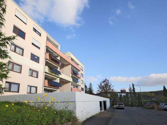 Hausansicht mit Tiefgarageneinfahrt