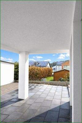 Terrasse und Gartenteil im Erdgeschoss