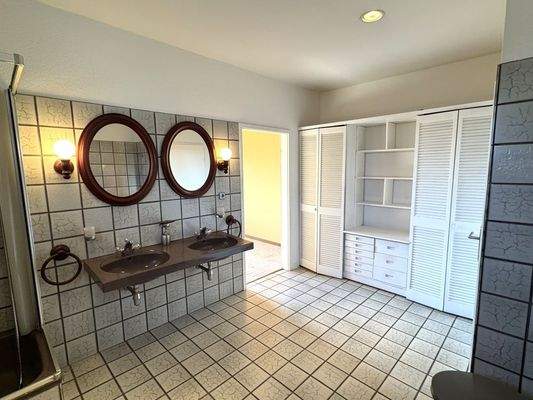 Wannen- und Duschbad mit WC