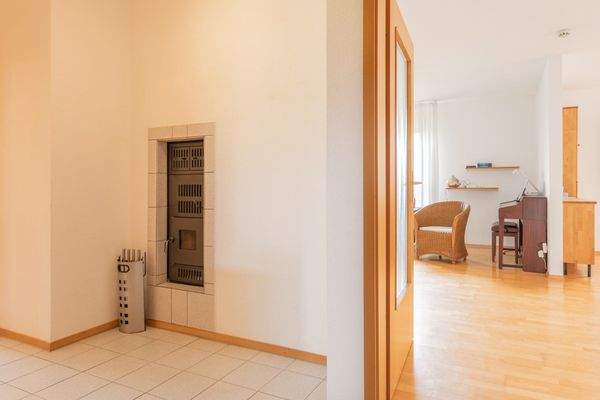 Eingangsbereich mit Feuerstelle Kachelofen