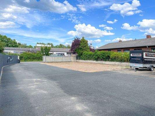 Freifläche mit Einfahrt