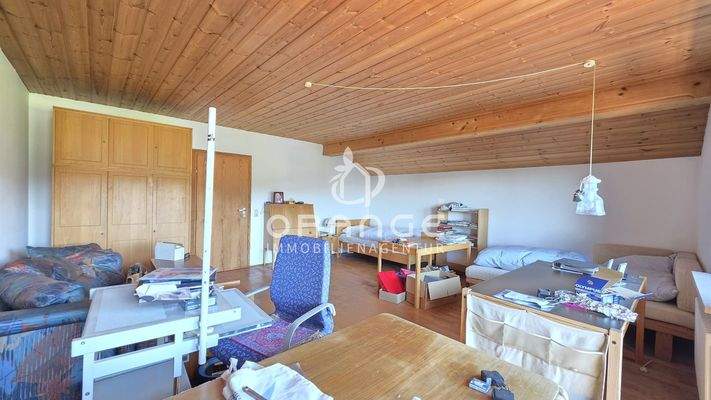 Blick vom Balkon ins Zimmer