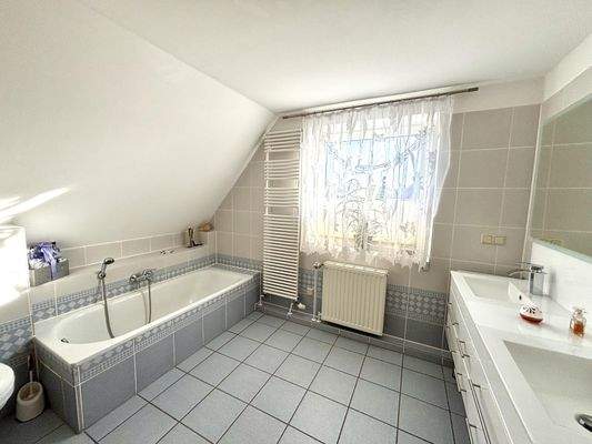 Tageslichtbad mit Wanne und Dusche