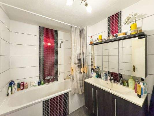 Schönes Badezimmer mit Wanne