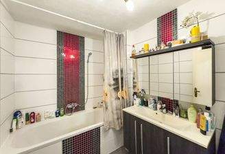 Schönes Badezimmer mit Wanne