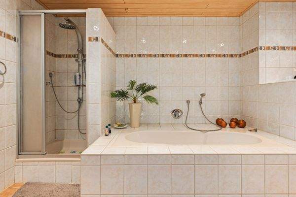 Bad mit Dusche und Wanne 17,52 m²