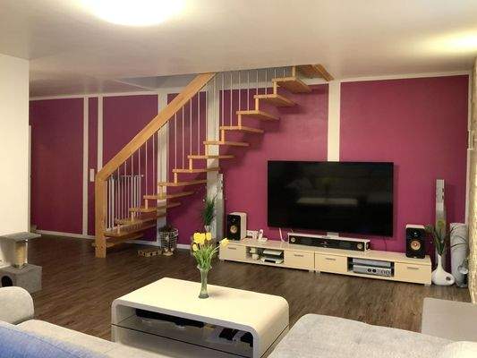 Wohnzimmer mit Treppe ins Obergeschoss