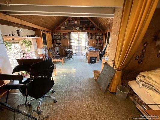 großes Zimmer über der Garage