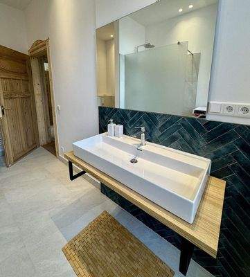 Großzügiges Waschbecken