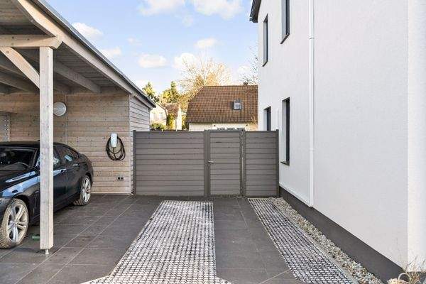 Carport und Grundstückseinfahrt