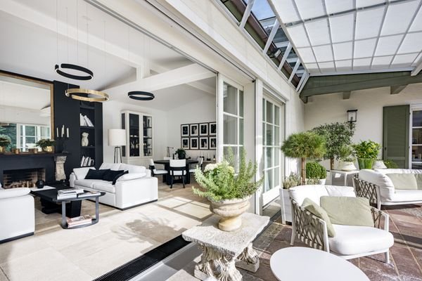 Große Fensterfronten eröffnen den Blick auf die Terrasse und die Gartenanlage