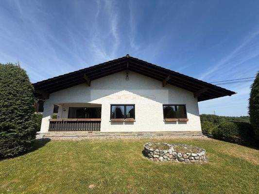 Freistehendes, komplett eingezäuntes Einfamilienhaus mit großem Garten in ruhiger Lage.