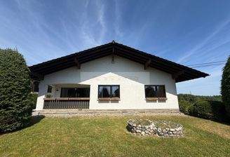 Freistehendes, komplett eingezäuntes Einfamilienhaus mit großem Garten in ruhiger Lage.