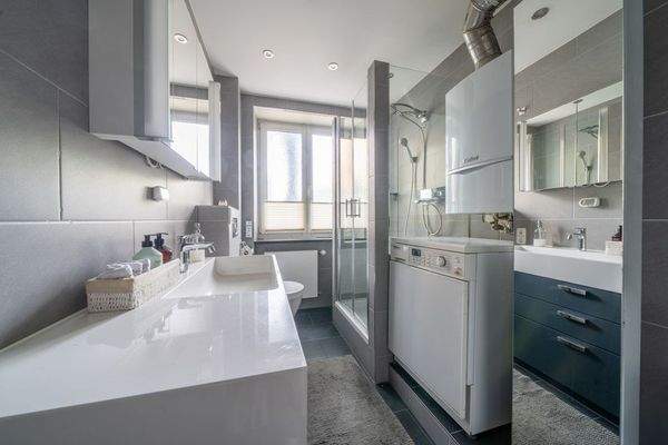 modernes Duschbad mit Fenster