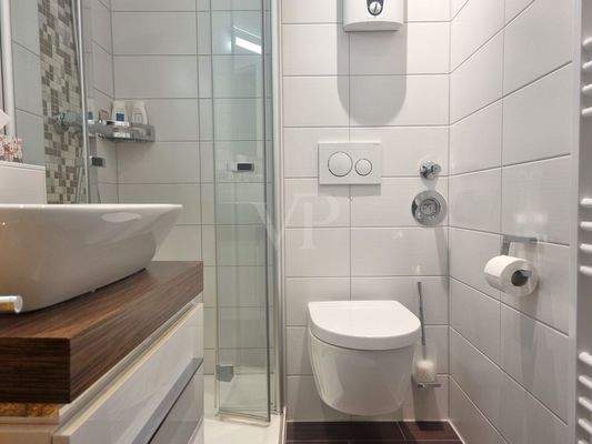 Modernisiertes Bad mit Dusche