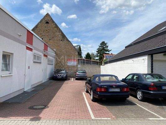 Anlieferung und Parkplatz