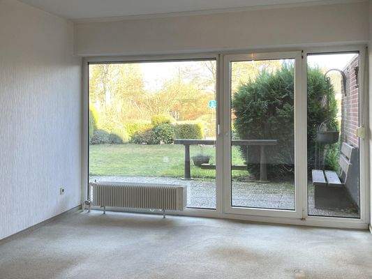 Wohn-Esszimmer mit Blick auf die Terrasse