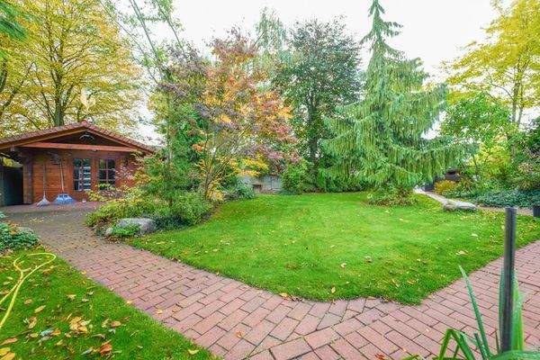 vordere Gartenfläche mit Gartenhaus