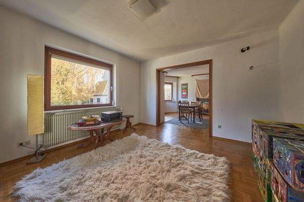 Wohnzimmer mit Durchgang