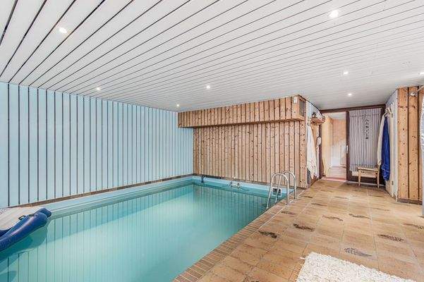 Schwimmbad mit Sauna