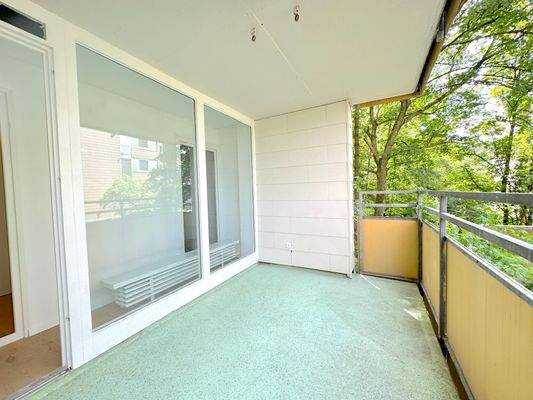 Heller Balkon mit Geländer